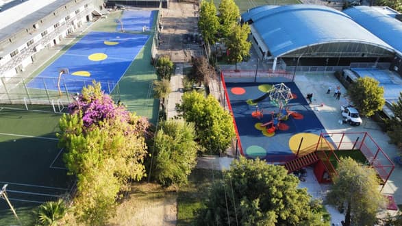 VISTA AÉREA DE PAVIMENTO CONTINUO DE CAUCHO.